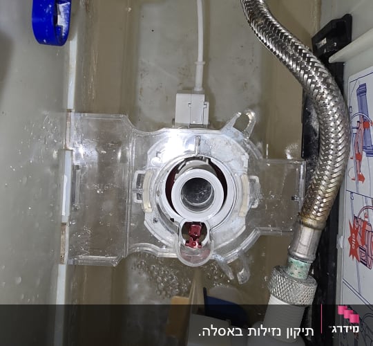 חלקים פנימיים של מיכל הדחה בשירותים
